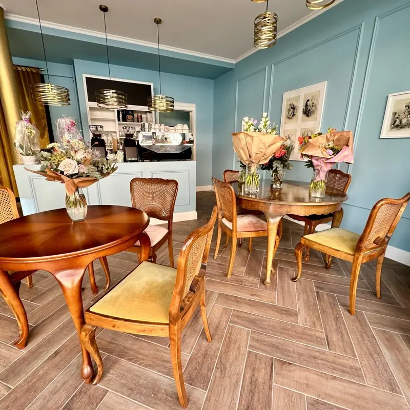Mrs. Landt Café